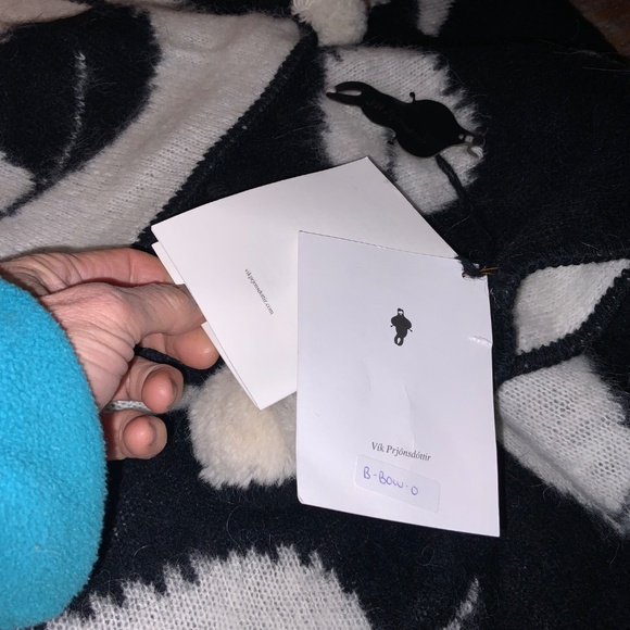 VIK PRJONSDOTTIR ‘Black or White’ Iclendic wool reversible throw - Picture 4 of 8